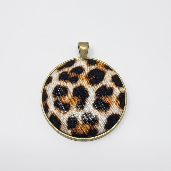 New Handmade | Leopard Button Pendant Necklace - Picture 1 of 2